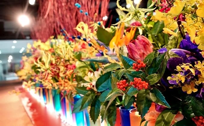 黄色い胡蝶蘭と赤い実、鮮やかな花を寄せた迎春装花の寄り